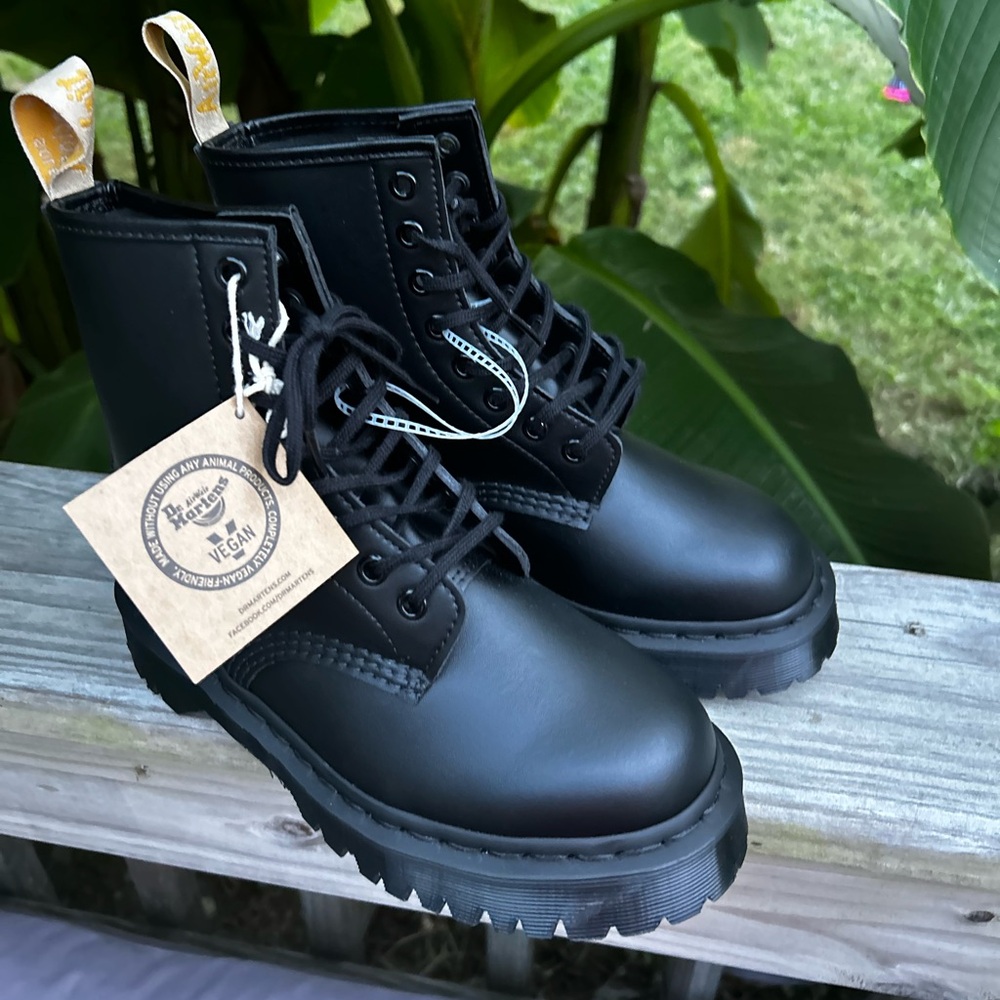 Dr. Martens Women's VEGAN Leather Eyelet Boots SIZE 5M NWT NO BOX